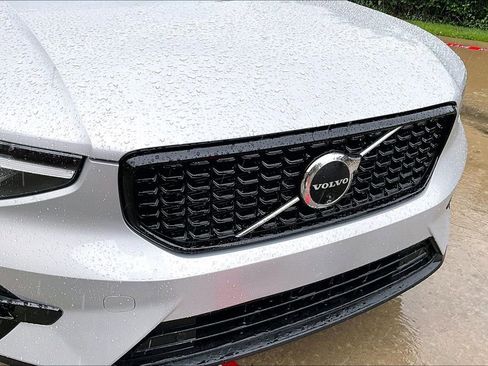Certified 2025 Volvo XC40 B5 Plus AWD/4WD image 32