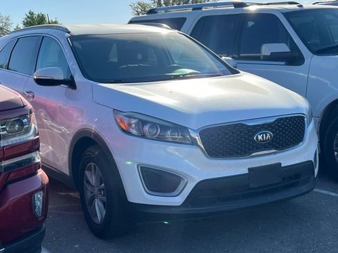 Used 2017 Kia Sorento FWD image 2