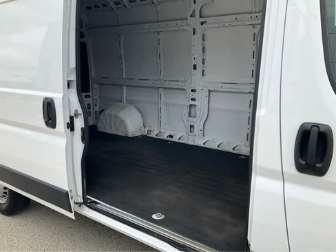 Used 2024 RAM ProMaster 2500 w/ Convenience Group FWD image 18