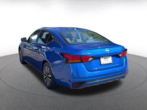 Used 2025 Nissan Altima 2.5 SV FWD image 10