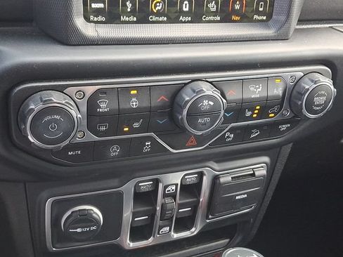 Used 2019 Jeep Wrangler Unlimited Sahara AWD/4WD image 17
