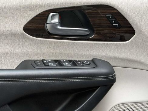 Used 2023 Chrysler Pacifica Limited FWD image 15