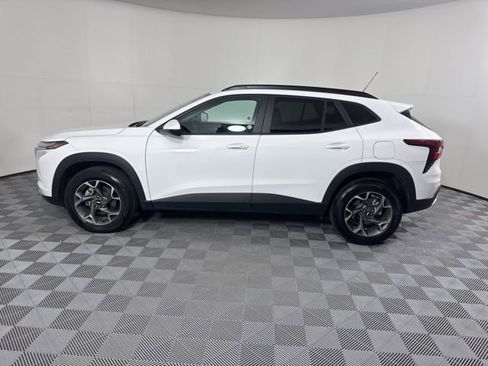 Used 2025 Chevrolet Trax LT w/ LT Convenience Package FWD image 6