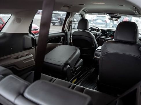 Used 2025 Kia Carnival image 27