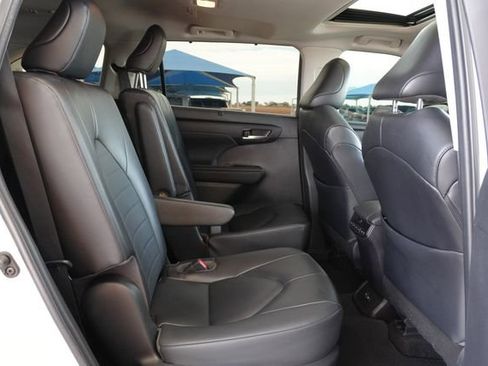 Used 2023 Toyota Highlander XLE image 21