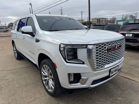 Used 2022 GMC Yukon XL Denali w/ Denali Reserve Package image 6