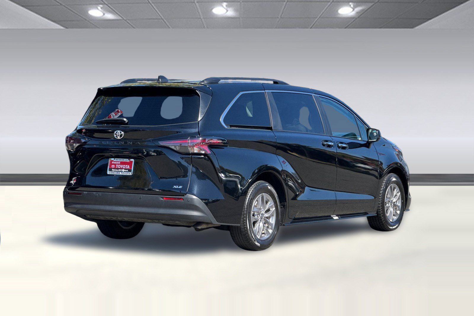 Used 2026 Toyota Sienna XLE FWD image 9