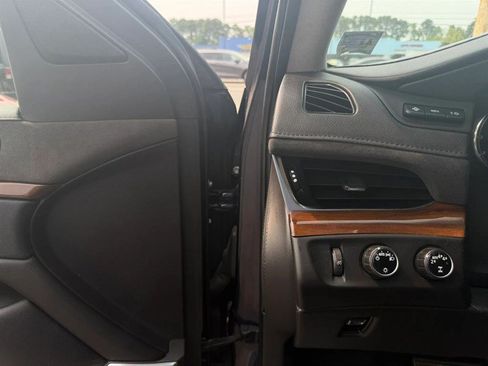 Used 2020 Cadillac Escalade Premium Luxury AWD/4WD image 13