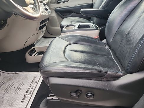 Used 2021 Chrysler Pacifica Touring-L FWD image 26