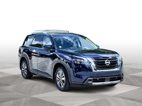 Used 2025 Nissan Pathfinder SL AWD/4WD image 2