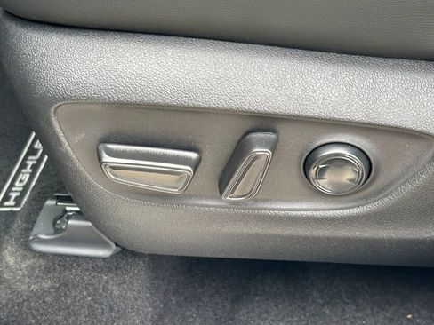 Used 2026 Toyota Highlander Limited image 29