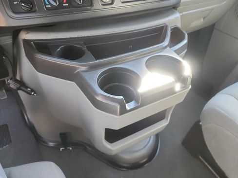 Used 2009 Ford E-350 and Econoline 350 Super Duty Wagon image 23