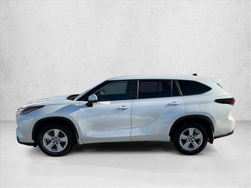 Used 2024 Toyota Highlander LE image 8