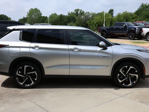 Used 2025 Mitsubishi Outlander SE AWD/4WD image 4