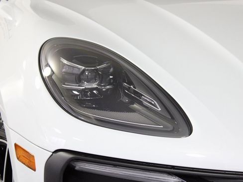 Certified 2025 Porsche Macan image 11