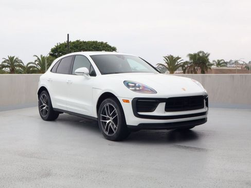Certified 2025 Porsche Macan image 21