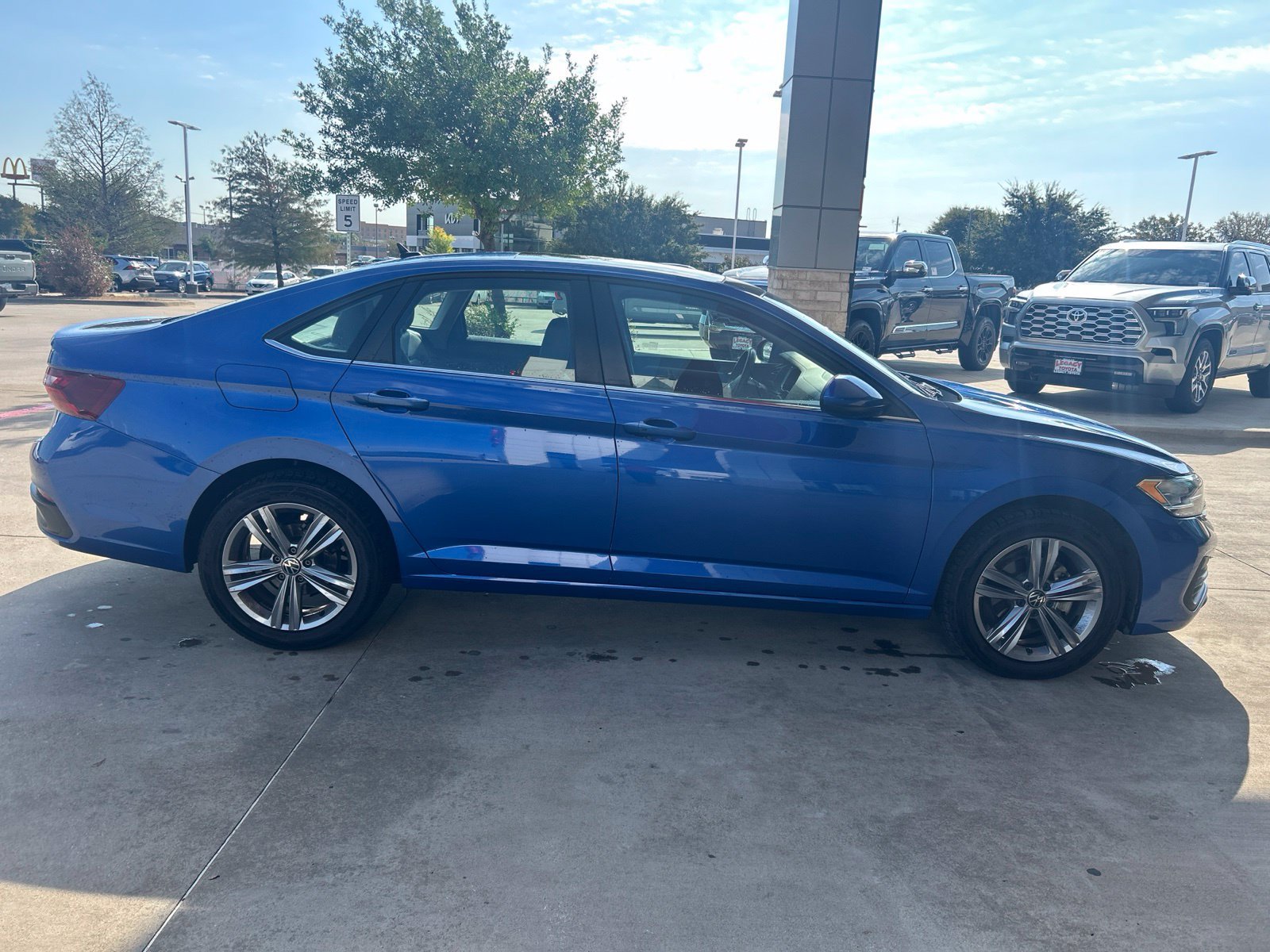 Used 2024 Volkswagen Jetta SE FWD image 7
