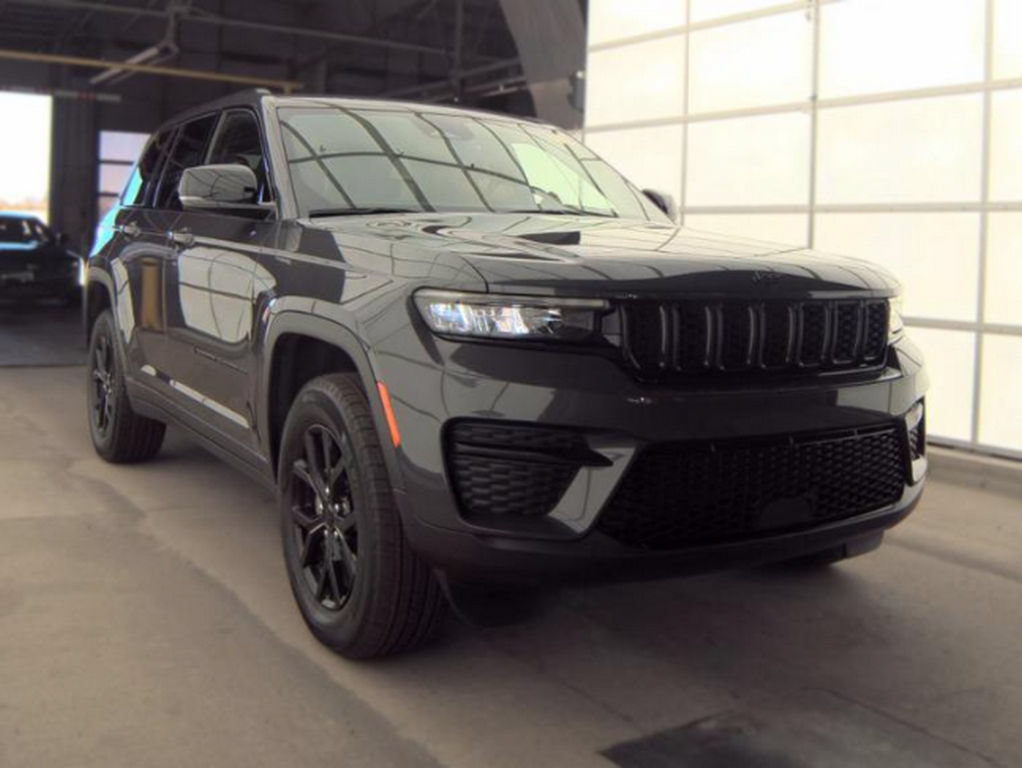 Used 2024 Jeep Grand Cherokee Altitude AWD/4WD image 4