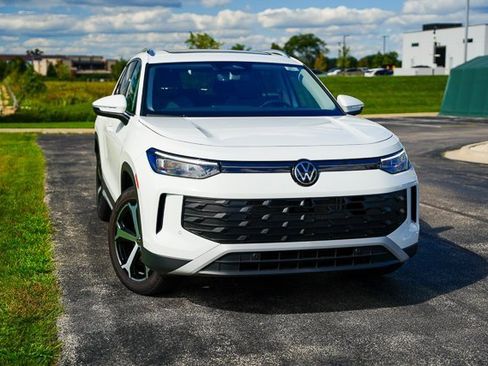 New 2025 Volkswagen Tiguan SE image 2