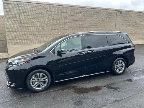 Used 2023 Toyota Sienna Platinum AWD/4WD image 8