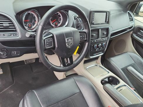 Used 2018 Dodge Grand Caravan SXT image 18