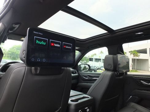 Used 2024 GMC Yukon Denali w/ Advanced Technology Package AWD/4WD image 5