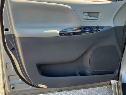 Used 2017 Toyota Sienna XLE Premium image 25