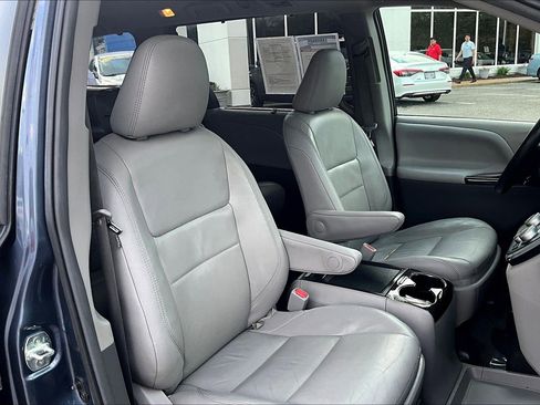 Used 2016 Toyota Sienna XLE Premium FWD image 7