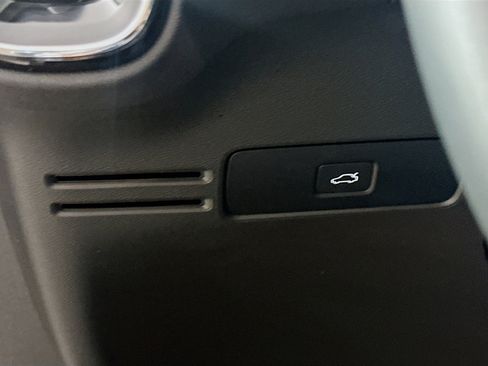 Used 2025 Volvo XC40 B5 Core image 17