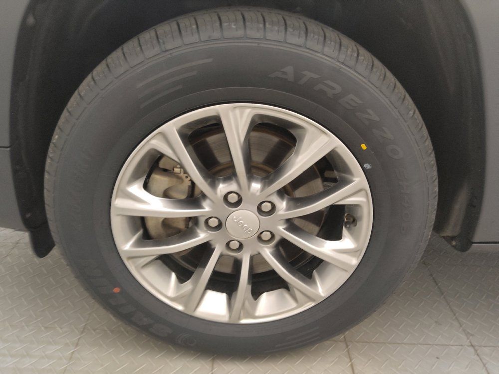 Used 2020 Jeep Cherokee Latitude Plus w/ Comfort/Convenience Group AWD/4WD image 31