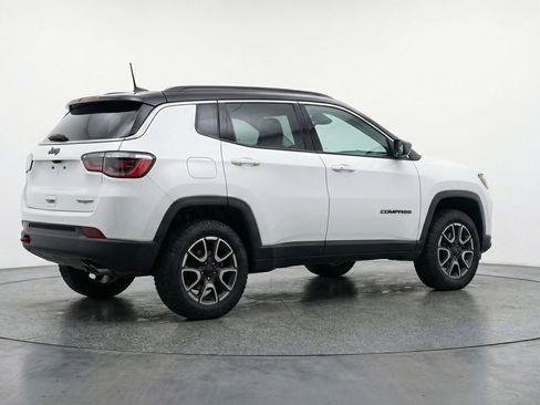 Used 2025 Jeep Compass Trailhawk AWD/4WD image 9