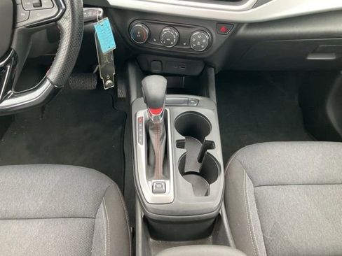 Used 2025 Chevrolet Trax RS FWD image 21