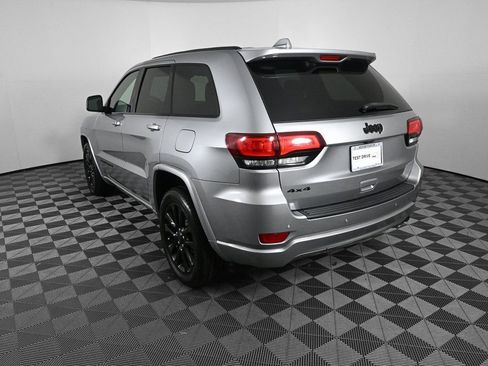 Used 2019 Jeep Grand Cherokee Altitude image 4
