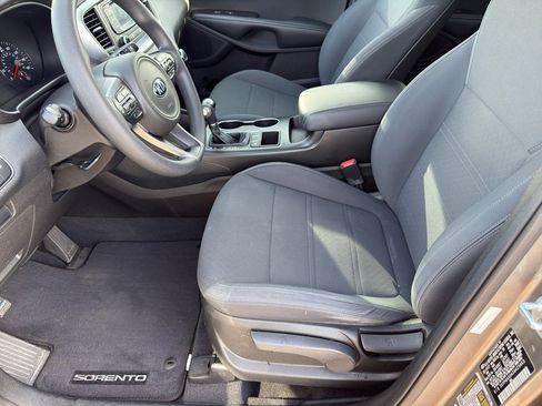 Used 2018 Kia Sorento L image 11
