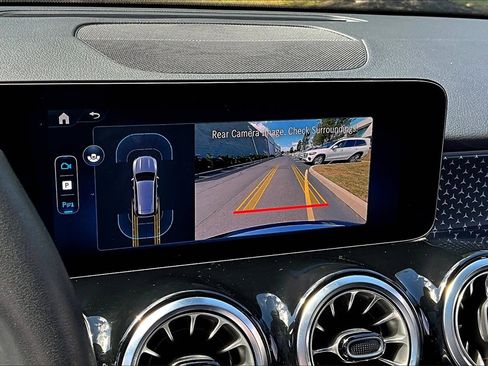 Used 2025 Mercedes-Benz GLB 250 4MATIC image 23