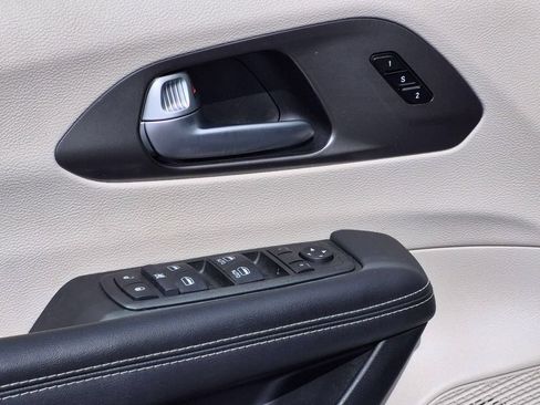 Used 2024 Chrysler Pacifica Touring-L FWD image 15
