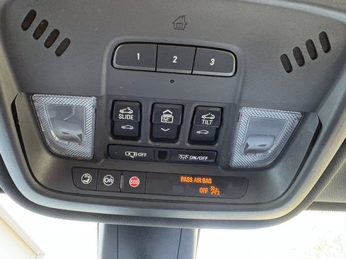 Used 2022 Chevrolet Traverse RS AWD/4WD image 19