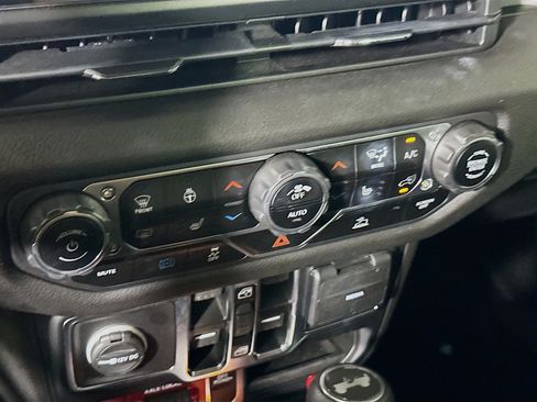 Used 2024 Jeep Wrangler Unlimited AWD/4WD image 22
