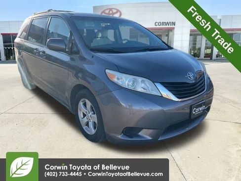 Used 2011 Toyota Sienna LE image 1