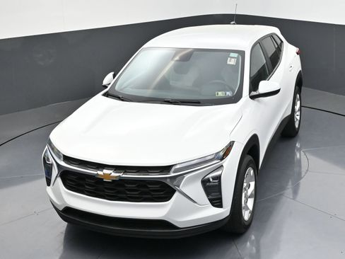 Used 2024 Chevrolet Trax LS w/ LS Convenience Package FWD image 40