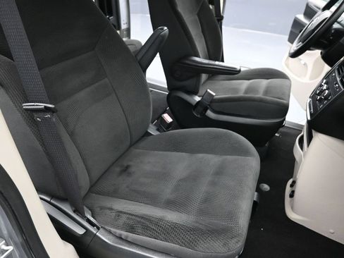 Used 2018 Dodge Grand Caravan SE w/ UConnect Hands-Free Group image 24