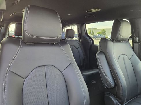 New 2026 Chrysler Pacifica Select image 32