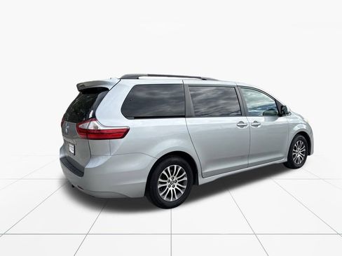 Used 2019 Toyota Sienna XLE image 9