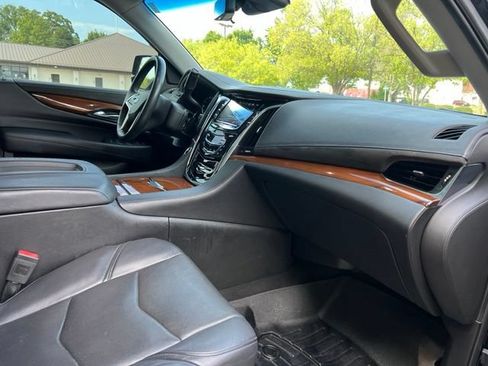 Used 2018 Cadillac Escalade ESV Luxury RWD image 23