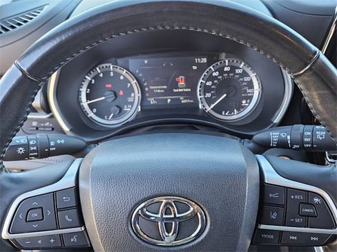 Used 2023 Toyota Highlander XLE image 22