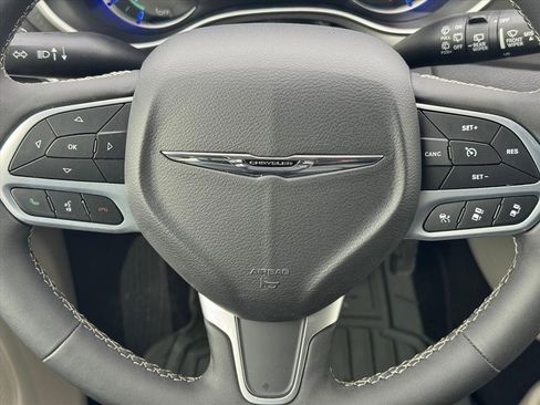 Used 2023 Chrysler Pacifica Touring-L image 16