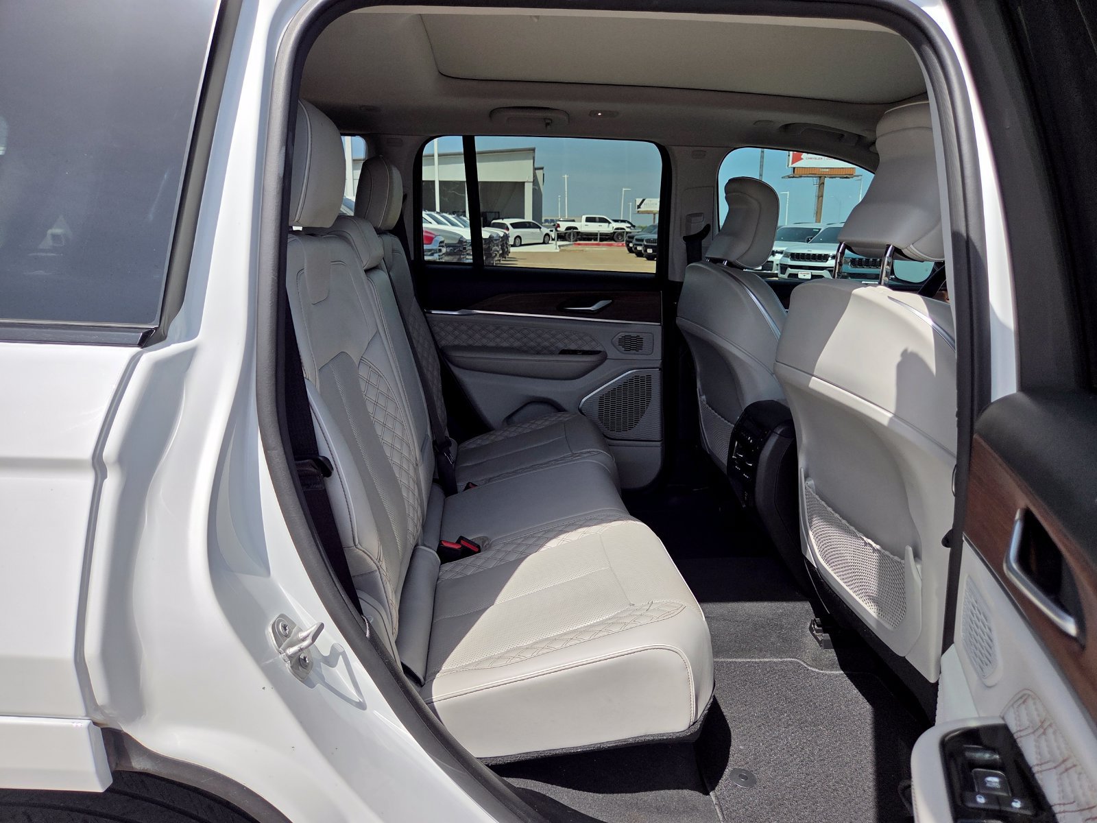 Used 2022 Jeep Grand Cherokee Summit RWD image 17