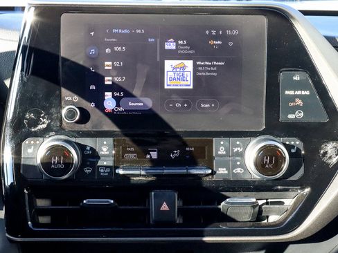 Used 2023 Toyota Highlander XLE image 25