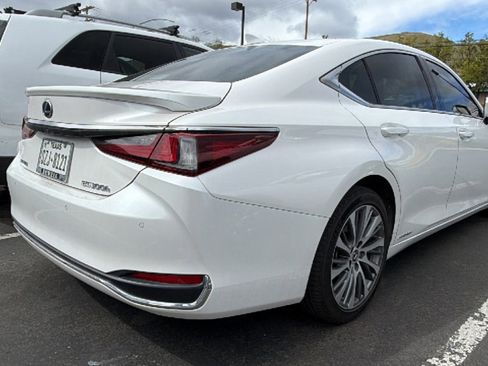 Used 2020 Lexus ES 300h w/ Premium Package FWD image 2