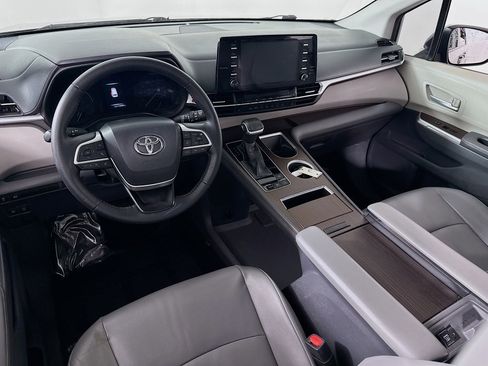 Certified 2021 Toyota Sienna XLE FWD image 18